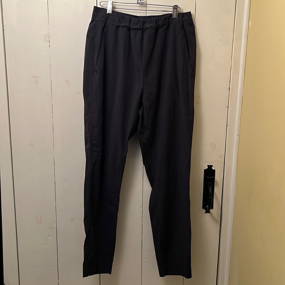 Men’s lululemon strait leg, black workout pants, size large